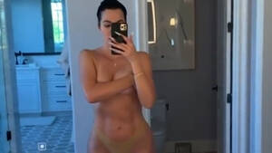 Khloe Kardashian Porn - Khloe Kardashian posts nude video in response to leaking of un-Photoshopped  bikini picture | Marca
