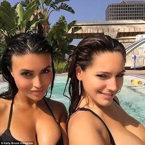 Kelly Brook Lesbian Porn - Kelly Brook posts sexy bikini videos of herself from LA | Daily Mail Online