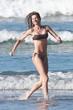 beach body gisele bundchen nude - Gisele Bundchen Puts Her Incredible Bikini Body on Display During a Beach  Photoshoot (35 Photos) | #TheFappening