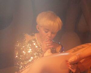 Miley Cyrus Blowjob Redtube - Miley Cyrus giving a blow job to an inflatable doll, live on stage. : r/pics