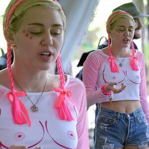 Big Boobs Porn Miley Cyrus - Miley Cyrus wears her boobs on her T-shirt in her latest outrageous outfit  - where is her style? - Irish Mirror Online
