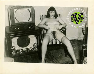 Bettie Page Hardcore Porn - bphc3 - Betty Page Seated Full Frontal