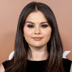 Lesbian Porno Selena Gomez - Selena Gomez Announces Social Media Break After TikTok Drama