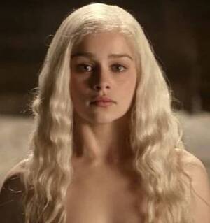 emilia clarke - Emilia Clarke raged at Game of Thrones bosses who 'guilt-tripped' her into  nude scenes - NZ Herald