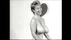 50s porno - Nude model with a gorgeous figure takes part in a porn photo shoot of the  50s - XVIDEOS.COM