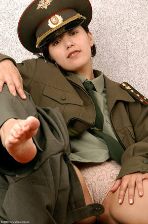 North Korean Army Porn - La aficionada coreana Elena se quita el uniforme militar para posar desnuda  - PornPics.com