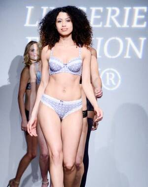 Anne Hathaway Pussy Porn - The Week in Women: Miley and Rihanna Face Off | GQ