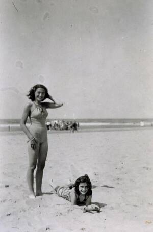 1940 1950 Porn Beach - Anne Frank and her sister Margot at the beach, Zandvoort - August 1940  [640x971] : r/HistoryPorn