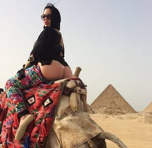 Giza Porn - It was back in April, 2015 when porn star Carmen De Luz took a trip to  Egypt to visit Giza Pyramids and to enjoy the place and culture.