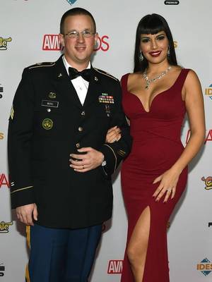 Military Family Porn - Porn star takes Army sergeant to industry award show https://t.co