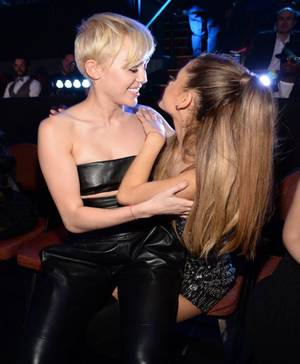 Miley Cyrus Kissing Porn - Miley Cyrus Uncensored Upskirt Twitter