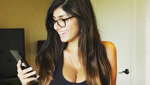 Host Porn - Porn star Mia Khalifa who received ISIS death threats to become US sports  talk-show