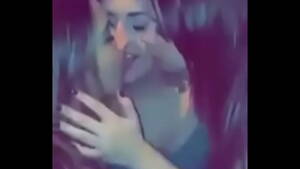 3 Lesbians Kissing - Three lesbian girls kissing - XVIDEOS.COM