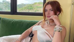 Bella Thorne Porn Captions - Bella Thorne Braless: Photos of the Actress Not Wearing a Bra