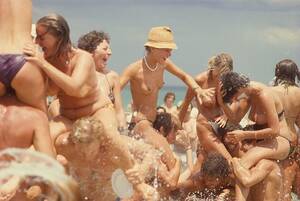 Amazing Topless Beach - Topless chicken fighting/shoulder wars at the beach, Australia, circa 1981  : r/OldSchoolCool