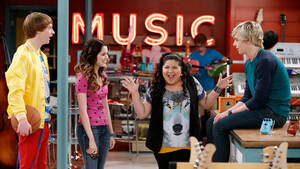 Laura Marano Gay Sex - Austin & Ally' Gets Into the High School Spirit