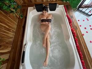 hot tub sex cam - EmilySantiny - Young women - 22 years old