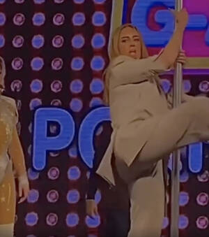 Adele Nude Porn - Adele shocks fans by pole dancing after talk show appearance