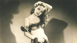 From The Vintage Family Nudist Porn - Betty Rowland, One of Burlesque's Last Queens, Dies at 106 - The New York  Times