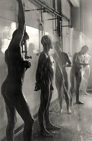 black vintage nude soldiers - Herbert List des jeunes travailleurs sous les douches (Phoenix Gummiwerke,  prÃ¨s de Harburg,