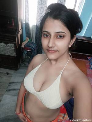 Lingerie Indian Porn - Indian girl wearing a bra - Indian Porn Pictures