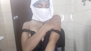 Iranian Burka - Real Horny Amateur Arab In Niqab Muslim Wife From Iran Masturbates  Squirting Pussy Hard On Webcam - XVIDEOS.COM