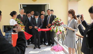 Japanese No - Nakane Kazuyuki, the State Minister of Foreign Affairs of Japan, cuts the  ribbon to open Japan's new consular office in Siem Reap. KT/Mai Vireak