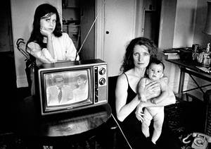 Cynthia Brooks Porn 1980s - Family portrait, early 1980s: Gaby Hoffmann, being held by her mother,  Viva; her half-sister, Alexandra; and her father, the actor Anthony Herrera  (on the ...