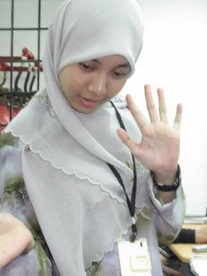 malaysian girl - Malaysian Girl Face - Jilbab Nafsu.. raises five fingures.. meaning ?