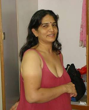 hot indian milf ass - Hot Indian Milf Aunty Showing Armpits and Ass Pics