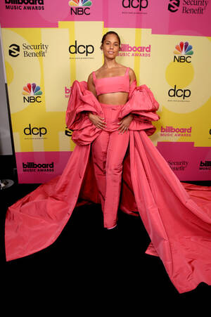 Alicia Keys Xxx Porn - Alicia Keys Stole The Show In A Fabulous Pink Valentino Ensemble At The  Billboard Music Awards 2021 - Mauvelli