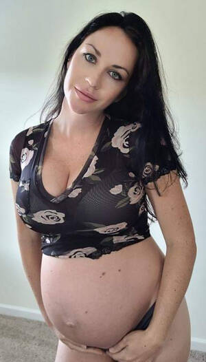 Drunk Pregnant Porn - Pregnant OnlyFans star wants to auction off her body
