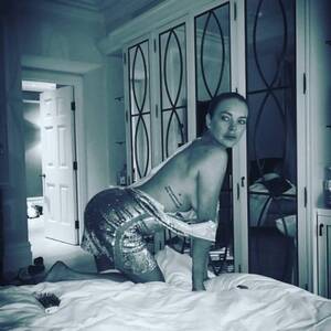 Big Boob Porn Lindsay Lohan - Lindsay Lohan Posts and Deletes a Racy Instagram Pic