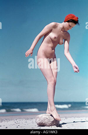 muejeres en miami beach naked - l450v.alamy.com/450v/ag1wk3/people-nude-naked-woma...