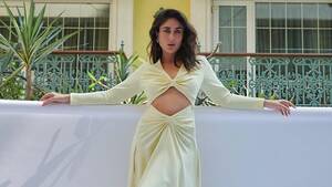 arab sex xxx karishma kapoor - Top 10 Most Sexiest Bollywood Actresses 2021-22 -Alldatmatterz