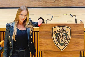 Annina Porn - Porn star Annina Ucatis gets private tour of NYPD HQ