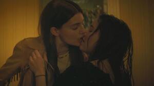 Chrissy Teigen Lesbian Porn - Olivia Wilde Slams Airline After A Lesbian Kiss Was Edited Out Of  'Booksmart'