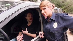 Female Cop Fucking - Female cop ends up fiucking with the guy she pulled over - Hell Porno