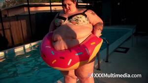 fat swimming - SSBBW Ivy Davenport Stuck In A Pool Inflatable - XVIDEOS.COM