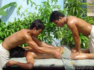 Bali Massage - One can also enjoy being massaged outdoor ( p/s: WHy dun they just removed  the towel?! )