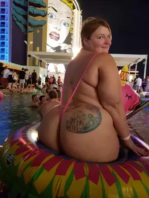bbw poolside - Daring bbw wears a sling bikini to a pool party nude porn picture |  Nudeporn.org