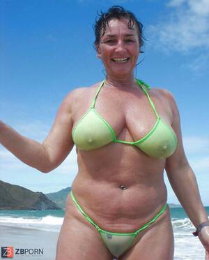 bikini voyeurism - Voyeur candid beach amteur mature swimsuit frauen am strand