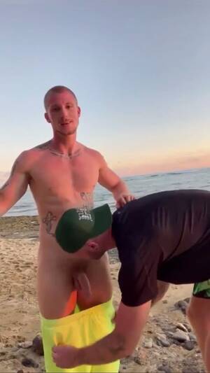 cfnm beach stroke - Flashing on beach - ThisVid.com æ—¥æœ¬èªžã§