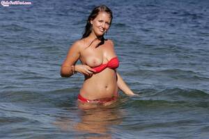 australian beach babe naked - Australian amateur babe stripping out of a bikini at the beach - Pichunter