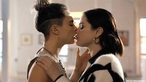 Best Lesbian Teenagers With Salena Gomez Porn - Cara Delevingne Says Kissing Selena Gomez in 'Only Murders' Was 'Fun'