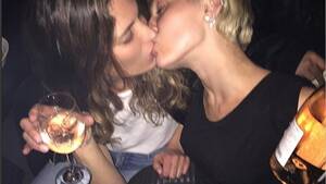 Mylie Cyrus Lesbian - Miley Cyrus opens up about relationships with men and women | IBTimes UK