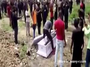 Baboon Fucks Woman - Thugs Steal Dead Corpse in Africa