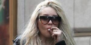Amanda Bynes Smoking Meth - Amanda Bynes Smoking Weed? Actress Puffs On Suspicious Looking Cigarette On  NYC Street (PHOTO) | HuffPost Entertainment