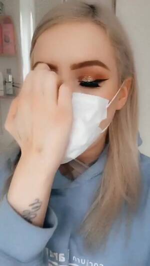 Dildo Mask Porn - Blonde shoves dildo down throat and puts over facemask - ThisVid.com