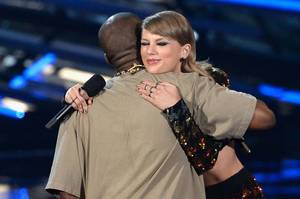 Kanye West Taylor Swift Interracial Porn - LOS ANGELES, CA - AUGUST 30: Recording artist Kanye West (L) accepts the  Video Vanguard Award from recording artist Taylor Swift onstage during the  2015 MTV ...